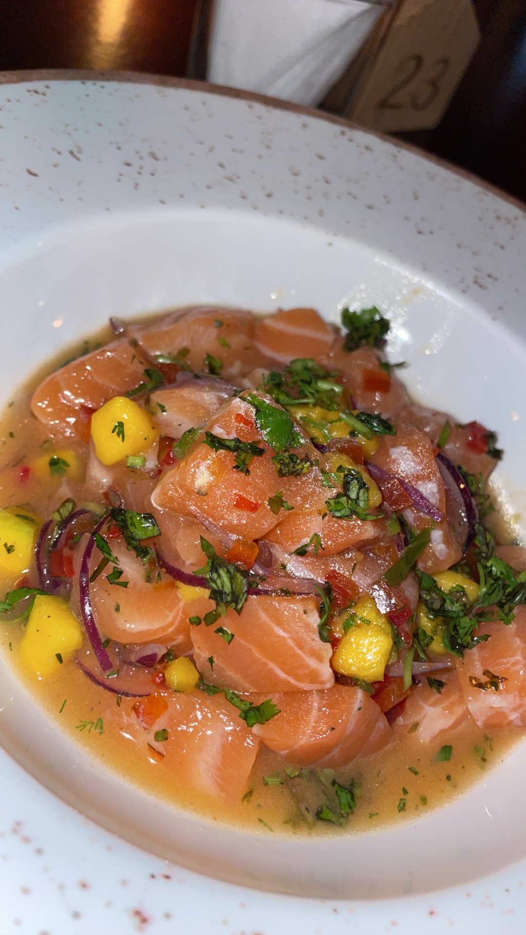 Ceviche de salmão com manga